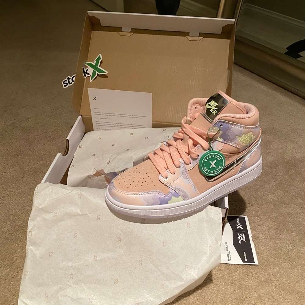 ** SOLD ** Jordan womens p(her)spective mid SE